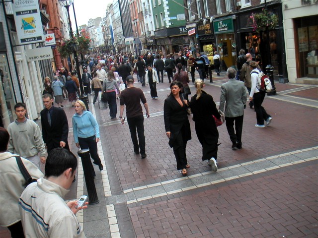 People_on_Grafton_Street,_Dublin,_Ireland